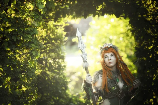 Mulher guerreira elfos na floresta profunda — Fotografia de Stock