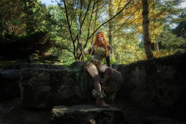 Mujer guerrera élfica en el bosque profundo — Foto de Stock