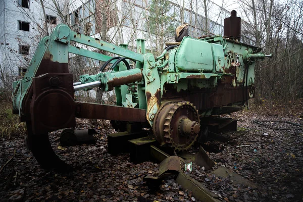 Abandoned machinery at the construction site closeup photo — Stock Photo, Image