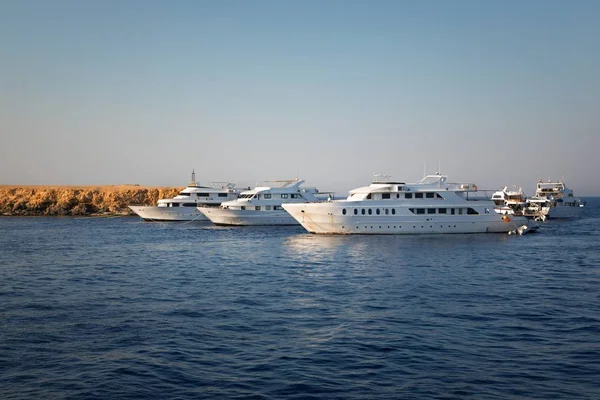 Yacht de luxe amarrage près de récif corallien — Photo