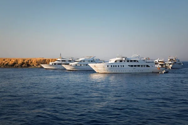 Luxury yacht docking near coral reef — Stock Photo, Image