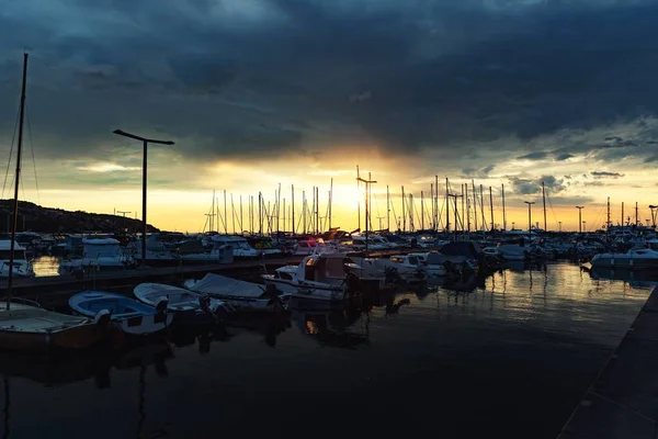 Puesta de sol en el puerto deportivo barco con cielo dramático —  Fotos de Stock