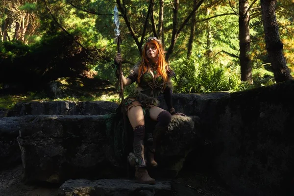 Elven krijger vrouw in het diepe bos — Stockfoto