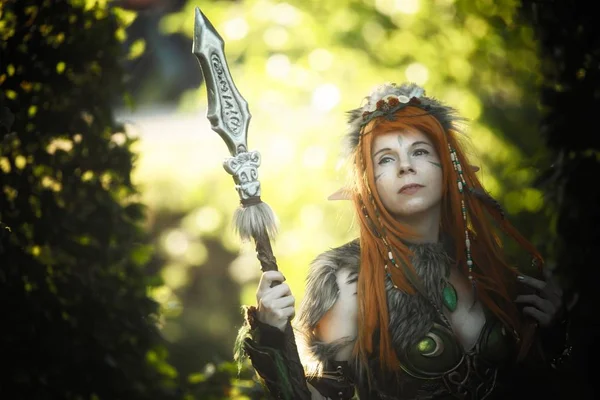 Femme guerrière elfique dans la forêt profonde — Photo