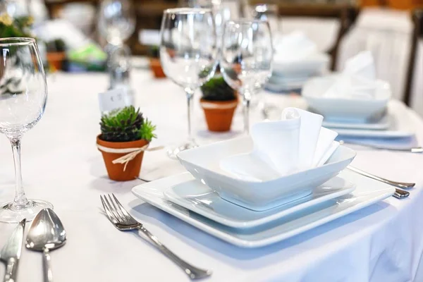 Primo piano di un tavolo nella sala da pranzo — Foto Stock