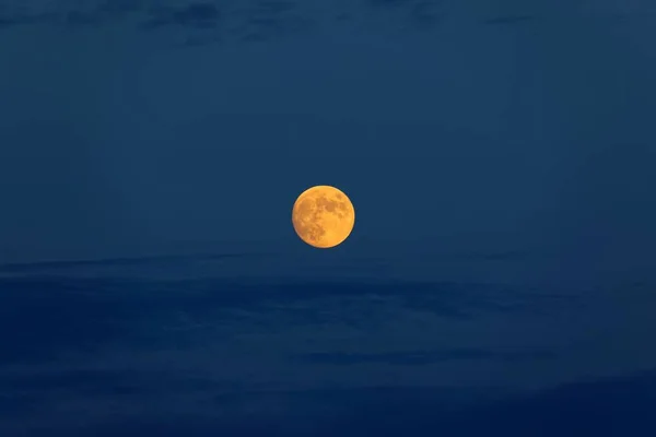 Lua brilhante no céu noturno — Fotografia de Stock