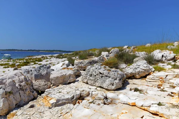 Orillas de una isla en los mediterráneos — Foto de Stock