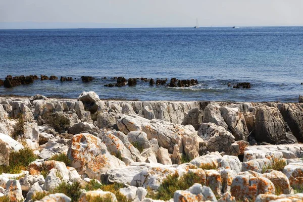 Kustlijnen van een eiland in de Middellandse Zee — Stockfoto