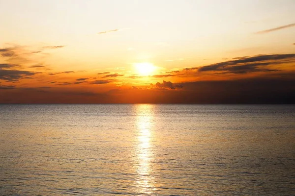 Dramatischer Himmel bei Sonnenuntergang am Meer — Stockfoto