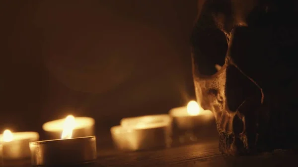 Candles and skull closeup photo — Stock Photo, Image