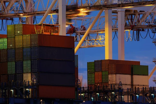 Большой промышленный порт с кранами и грузовыми контейнерами — стоковое фото