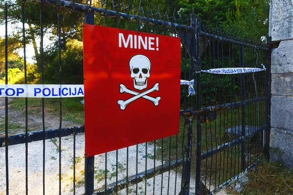 Beware of mines sign on closed territory — Stock Photo, Image