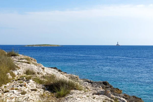 Orillas de una isla en los mediterráneos — Foto de Stock