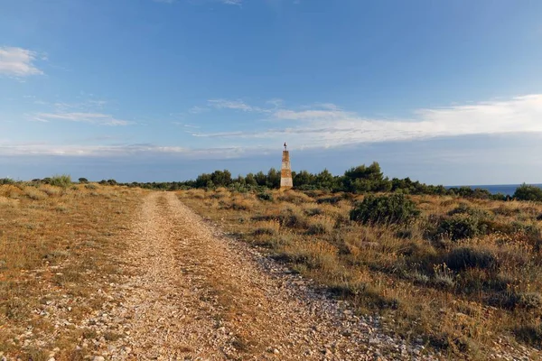 Camino de tierra que conduce hacia adelante en las tierras mediterráneas — Foto de Stock