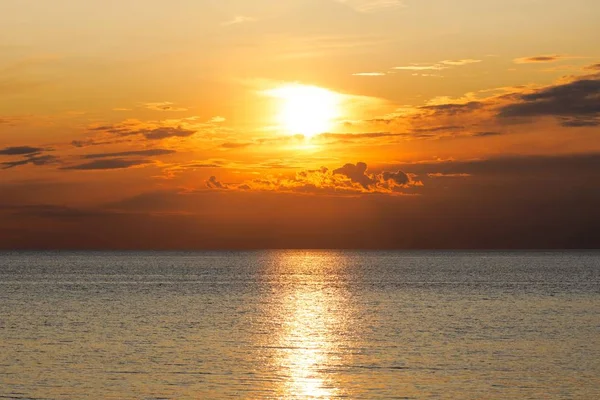 Cielo drammatico al tramonto vicino al mare — Foto Stock