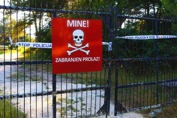 Vorsicht vor Minen-Schild auf gesperrtem Gebiet — Stockfoto