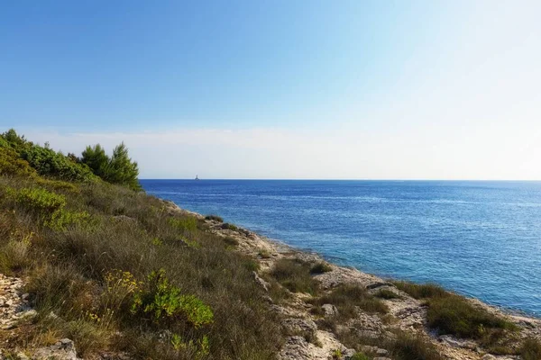 Kustlijnen van een eiland in de Middellandse Zee — Stockfoto