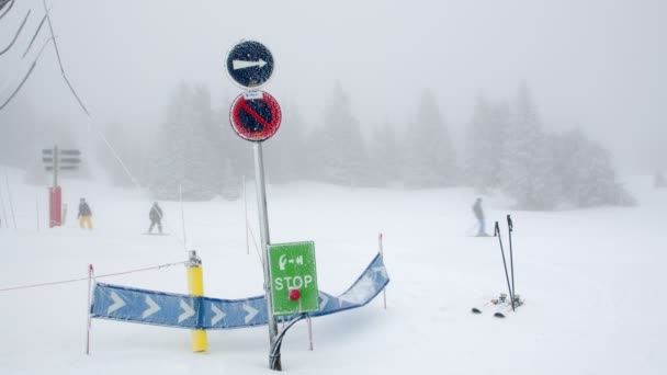 Signs show the way for skiing — 图库视频影像