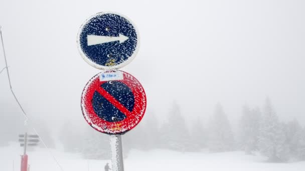 Signs show the way for skiing — Stockvideo