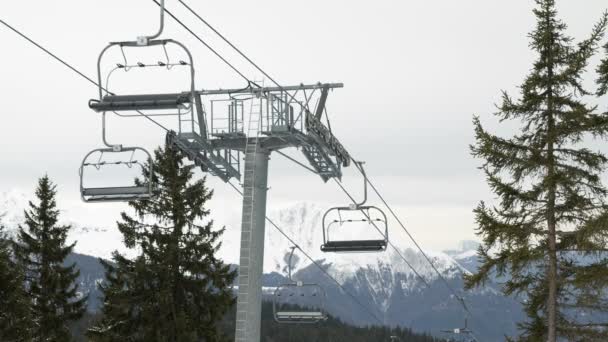 Viajando con cablecar en las montañas para llegar a la cima — Vídeo de stock