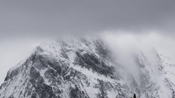 4K часовий проміжок гірського піку з хмарами на небі — стокове відео