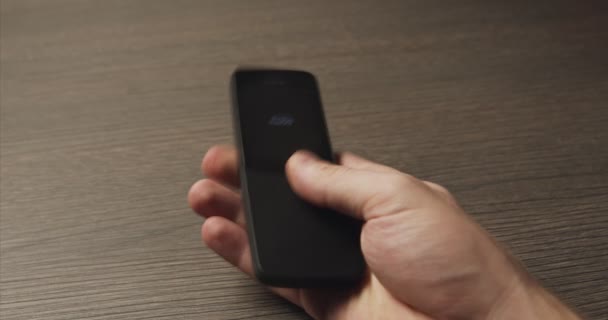 Видеозапись крупным планом старого телефона — стоковое видео
