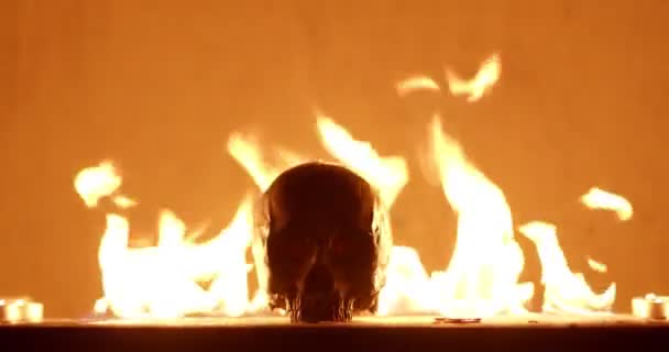 Grabación de primer plano de cráneo humano en llamas — Vídeo de stock