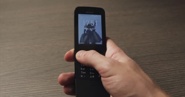 Usando telefone antigo com lançando imagens de close-up de capa — Vídeo de Stock