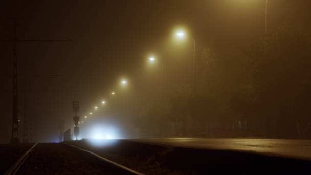 Carros viajando no nevoeiro à noite — Vídeo de Stock