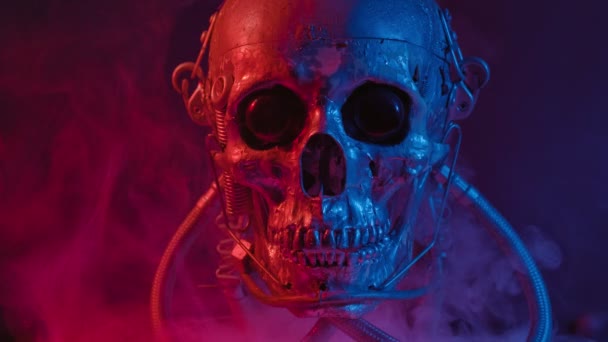 Роботизований череп в червоно-синьому світлі з димом — стокове відео