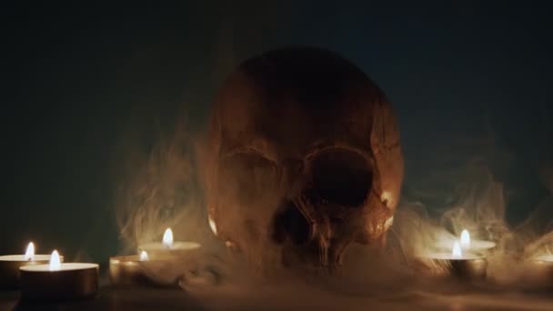 Lebka s kouřem a svíčkami detailní záběry — Stock video