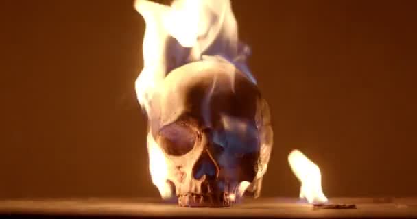 Burning human skull closeup footage — Stock video