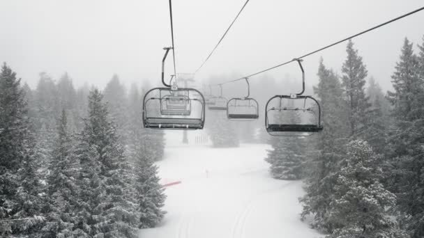 Viajando con cablecar en las montañas para llegar a la cima — Vídeo de stock