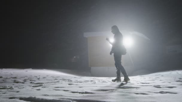 Man in the blizzard at night time — Αρχείο Βίντεο