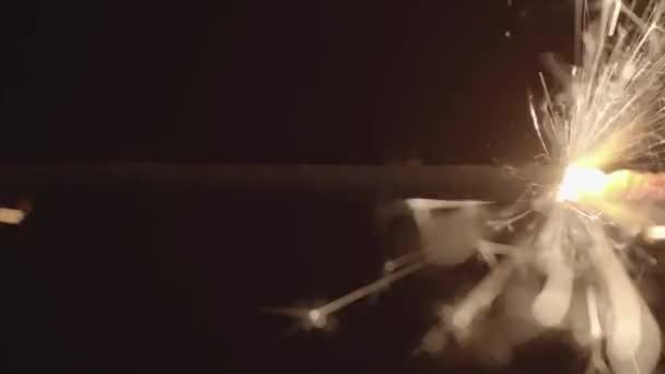Karanlıktaki maytapın yavaş çekim görüntüleri — Stok video