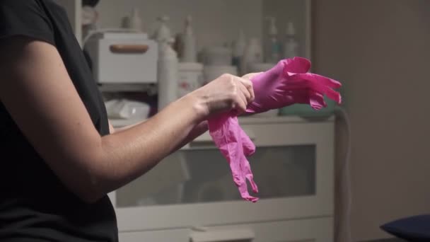 Mädchen Zieht Rosa Handschuhe Bevor Zittert — Stockvideo