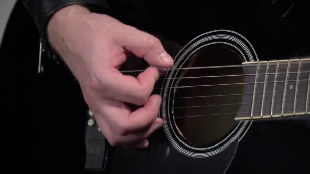 一个男人放和弦 一个大镜头 框架里有吉他的手指和指尖 — 图库视频影像