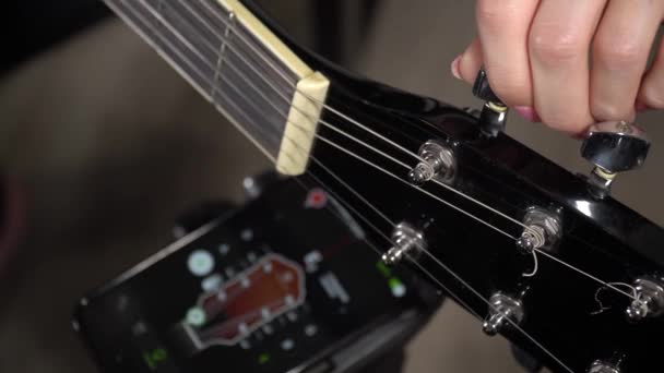 Menina Melodia Guitarra Uma Grande Moldura Dedos Menina Usa Afinador — Vídeo de Stock