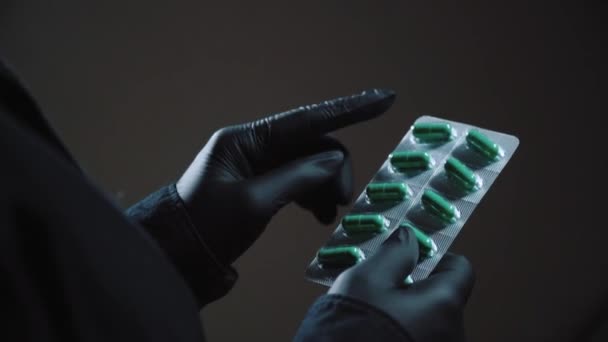 Orvosi Kezek Közelsége Fekete Sebészeti Kesztyűben Tabletták Kezében Orvos Elmagyarázza — Stock videók