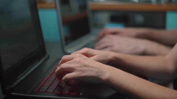 Mãos Fechadas Programadores Freelance Computador Portátil Busy Web Designers Criativos — Vídeo de Stock