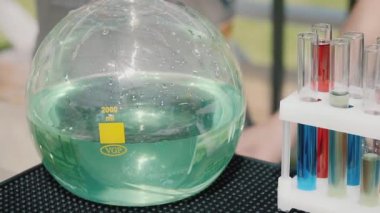 Barmen şovunun hafif arka planında kokteyl zamanı doluyor, profesyonel barmen.