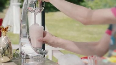 Erkeklerin profesyonel bamren ellerinin köpüklü alkollü kokteyl döktüğü açık hava barmen gösterisi.