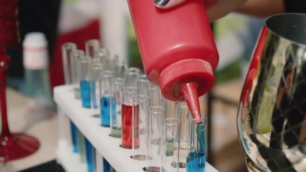 Blaue Alkoholische Cocktails Transparenten Reagenzgläsern Gießt Der Barkeeper Auf Einen — Stockvideo