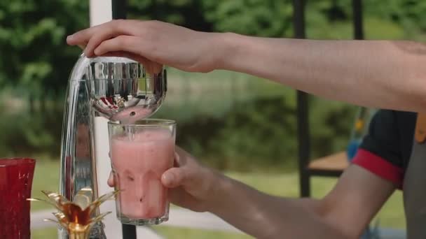 Professional Filming Bartender Pours Cocktail Ice Barman Show Glass Outdoors — Stock Video