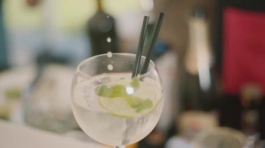 Yavaşça yaklaşın ve buzlu bardağa alkol kokteyli dökün.