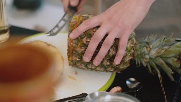 Koch Schneidet Ananasfrüchte Großaufnahme Auf Einer Tafel Auf Einem Tisch — Stockvideo