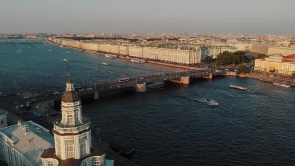 Vista superior da ponte do palácio em um dia de verão — Vídeo de Stock