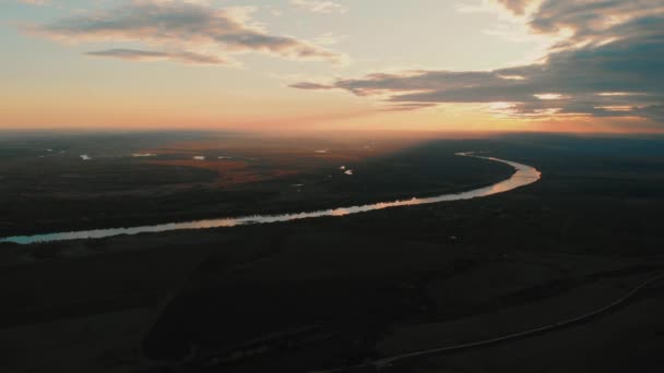 Blagoveshchensk Bashkortostan 'da gün batımında bir nehrin havadan görünüşü. — Stok video