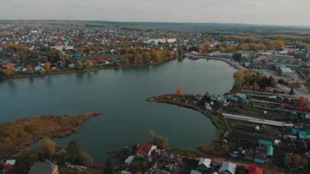 Luftaufnahme vom Stadtweiher. Blagoweschtschensk Republik Baschkortostan. Russisches Dorf. — Stockvideo