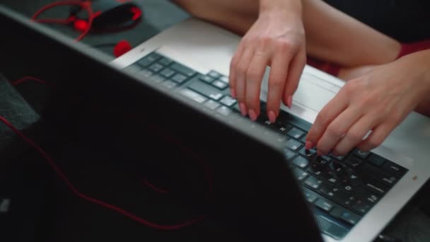 Dizüstü bilgisayarda yazı yazan kadınların üst görünümü — Stok video